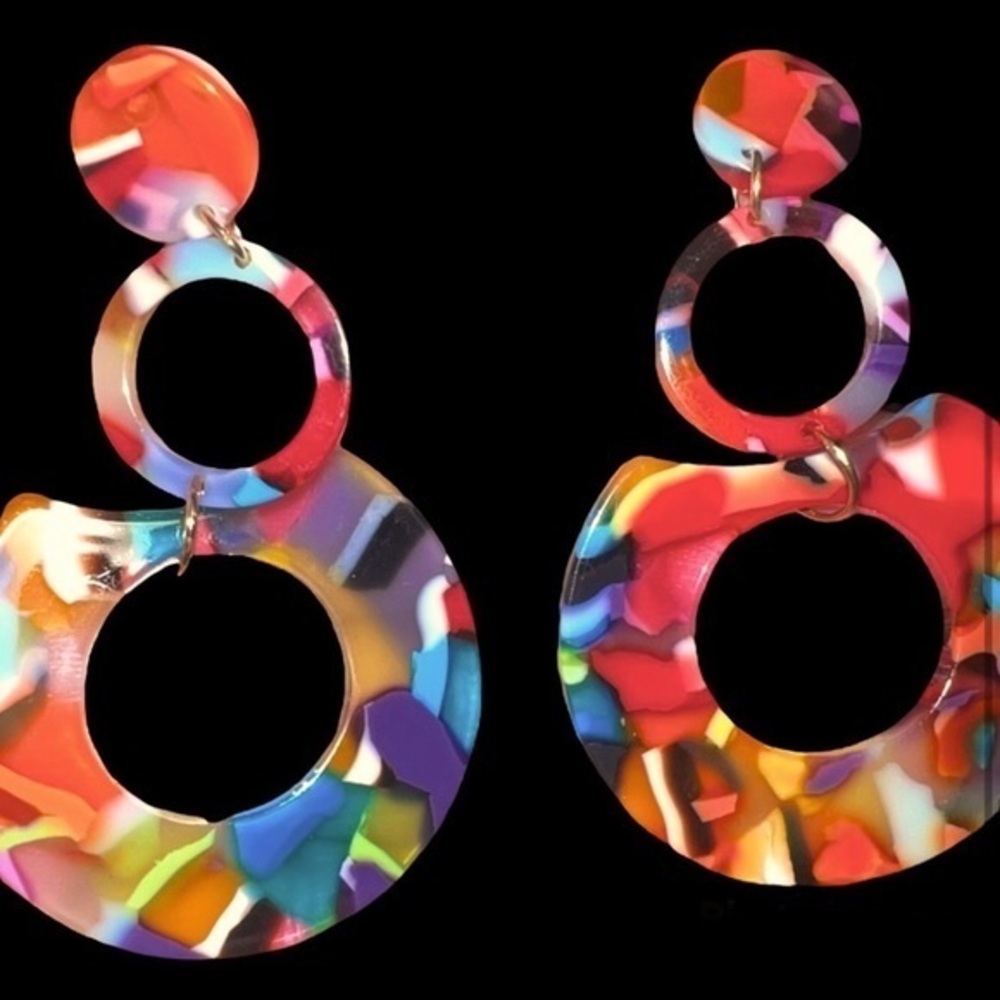 “Esta” MULTICOLOR GEO HOLLOW OUT RESIN DANGLE EARRINGS